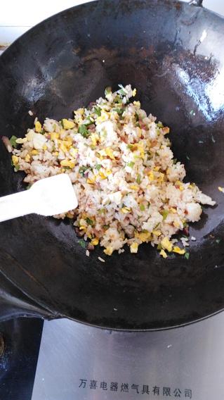 韩式<a href=/shicai/shucai/LaJiao/index.html target=_blank><u>辣椒</u></a><a href=/shicai/shuichanpin/HaiTai/index.html target=_blank><u>海苔</u></a>炒饭