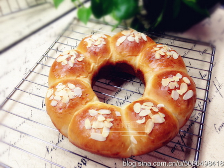 <a href=/shicai/mimian/SuanNai/index.html target=_blank><u>酸奶</u></a>花环<a href=/shicai/mimian/MianBao/index.html target=_blank><u>面包</u></a>的做法