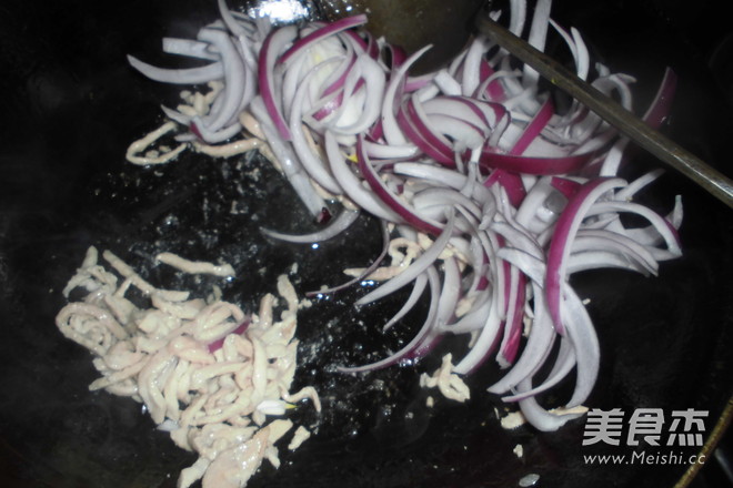 炒<a href=/shicai/shucai/YangCong/index.html target=_blank><u>洋葱</u></a>的做法