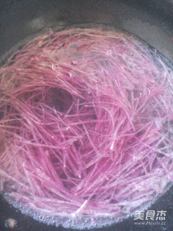 开胃“红酒”<a href=/shicai/shucai/LuoBo/index.html target=_blank><u>萝卜</u></a>汤的做法