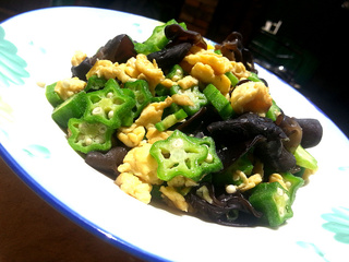 <a href=/shicai/shucai/QiuKui/index.html target=_blank><u>秋葵</u></a>黑<a href=/shicai/shucai/MuEr/index.html target=_blank><u>木耳</u></a>炒<a href=/shicai/rouqin/JiDan/index.html target=_blank><u>鸡蛋</u></a>