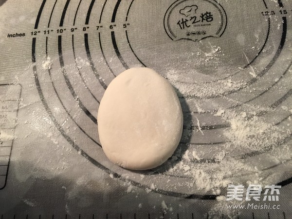 贝壳<a href=/shicai/guopin/HeiZhiMa/index.html target=_blank><u>黑<a href=/shicai/guopin/ZhiMa/index.html target=_blank><u>芝麻</u></a></u></a>花卷的做法