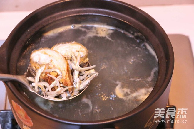 <a href=/shicai/mimian/HuangDou/index.html target=_blank><u>黄豆</u></a>芽明太鱼汤的做法