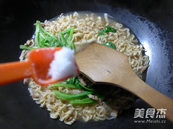 <a href=/shicai/rouqin/ZhuRou/index.html target=_blank><u>猪肉</u></a>蒿菜波纹面的做法