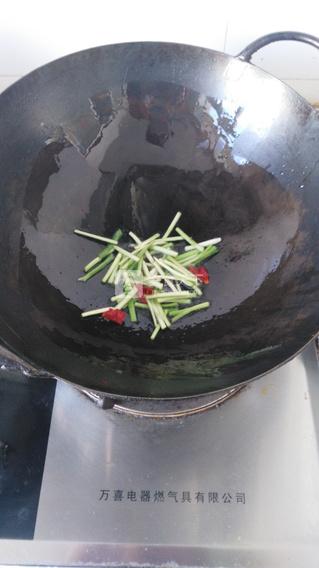 虫草花<a href=/shicai/shucai/MuEr/index.html target=_blank><u>木耳</u></a>炒<a href=/shicai/shucai/JiuCai/index.html target=_blank><u>韭菜</u></a>