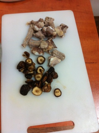 <a href=/shicai/rouqin/PaiGu/index.html target=_blank><u>排骨</u></a>杂蔬饭