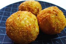 <a href=/shicai/mimian/MiFan/index.html target=_blank><u>米饭</u></a>团,饭团的制作方法,饭团制作,如何制作饭团