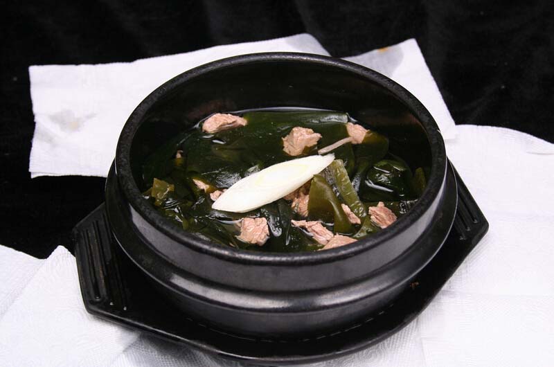 韩国<a href=/shicai/shuichanpin/HaiDai/index.html target=_blank><u>海带</u></a>汤的做法1