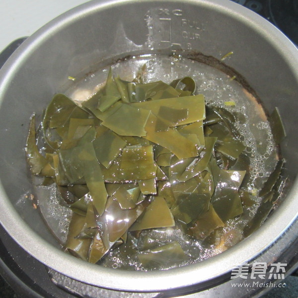 拆骨<a href=/shicai/shuichanpin/HaiDai/index.html target=_blank><u>海带</u></a>汤的做法