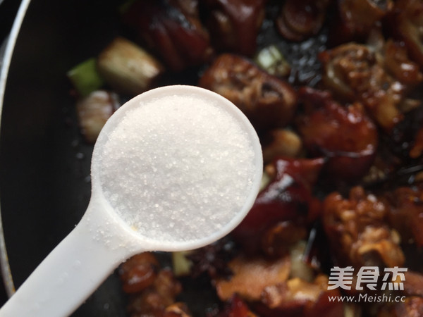 <a href=/shicai/mimian/YuMi/index.html target=_blank><u>玉米</u></a>焖猪手的做法