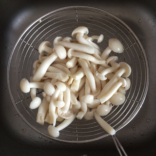 <a href=/shicai/shucai/BaiYuGu/index.html target=_blank><u>白玉菇</u></a>炒腊肠