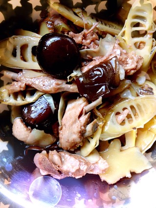 雷笋<a href=/shicai/shucai/XiangGu/index.html target=_blank><u>香菇</u></a>炖鸭