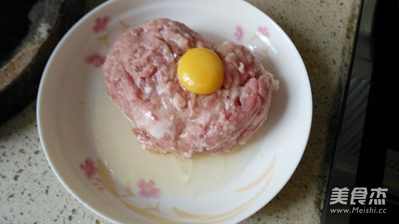 <a href=/shicai/shucai/JiuCai/index.html target=_blank><u>韭菜</u></a>肉包的做法