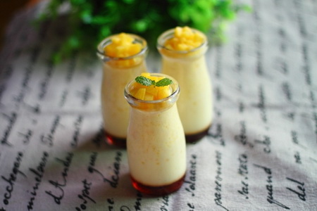 黄<a href=/shicai/guopin/Tao/index.html target=_blank><u>桃</u></a>焦糖布丁步骤8