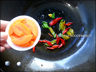 舌尖上的高考:舒缓压力<a href=/shicai/shucai/BaiCai/index.html target=_blank><u>白菜</u></a>炒肉片