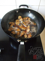 家常<a href=/shicai/shucai/SuanTai/index.html target=_blank><u>蒜薹</u></a>烧<a href=/shicai/shuichanpin/BoYu/index.html target=_blank><u>鲅鱼</u></a>步骤8