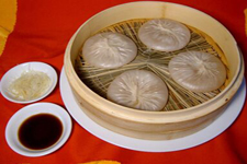 靖江<a href=/shicai/shuichanpin/15533.html target=_blank><u>蟹黄</u></a>汤包的做法