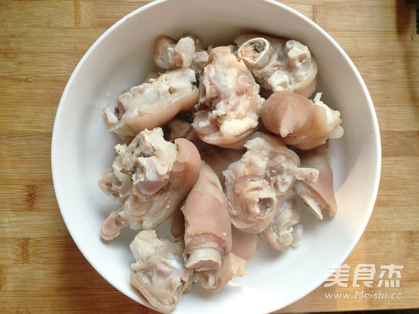 <a href=/shicai/mimian/YuMi/index.html target=_blank><u>玉米</u></a>焖猪手的做法