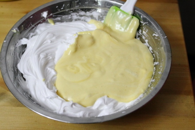 <a href=/shicai/mimian/SuanNai/index.html target=_blank><u>酸奶</u></a><a href=zt/qifengdg target=_blank><u>戚风蛋糕</u></a>步骤6