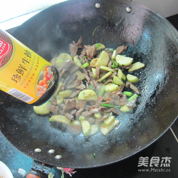 黄反炒<a href=/shicai/rouqin/ZhuGan/index.html target=_blank><u>猪肝</u></a>的做法