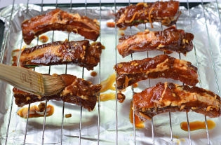 蒜香烤<a href=/shicai/rouqin/LeiPai/index.html target=_blank><u>肋排</u></a>