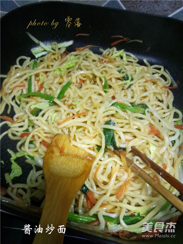 <a href=/shicai/mimian/JiangYou/index.html target=_blank><u>酱油</u></a>炒面的做法