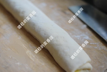 椰蓉<a href=/shicai/shucai/MeiGuiHua/index.html target=_blank><u>玫瑰花</u></a>朵<a href=/shicai/mimian/MianBao/index.html target=_blank><u>面包</u></a>步骤4