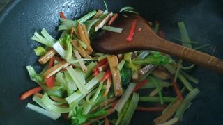 香芹红椒<a href=/shicai/mimian/DouGan/index.html target=_blank><u>豆干</u></a>