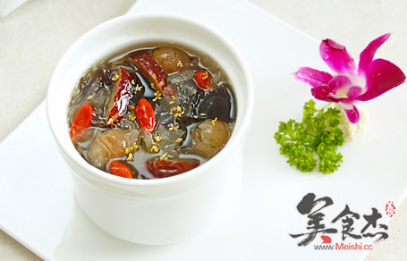 双耳<a href=/shicai/guopin/GuiYuan/index.html target=_blank><u>桂圆</u></a>红<a href=/shicai/guopin/Zao/index.html target=_blank><u>枣</u></a>羹DI.jpg