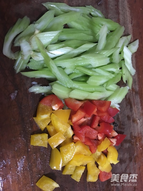 #恒大兴安#<a href=/shicai/shucai/XiQin/index.html target=_blank><u>西芹</u></a>炒虾仁的做法