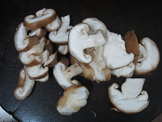 <a href=/shicai/shucai/XiangGu/index.html target=_blank><u>香菇</u></a><a href=/shicai/shucai/DongGua/index.html target=_blank><u>冬瓜</u></a>肉丸汤