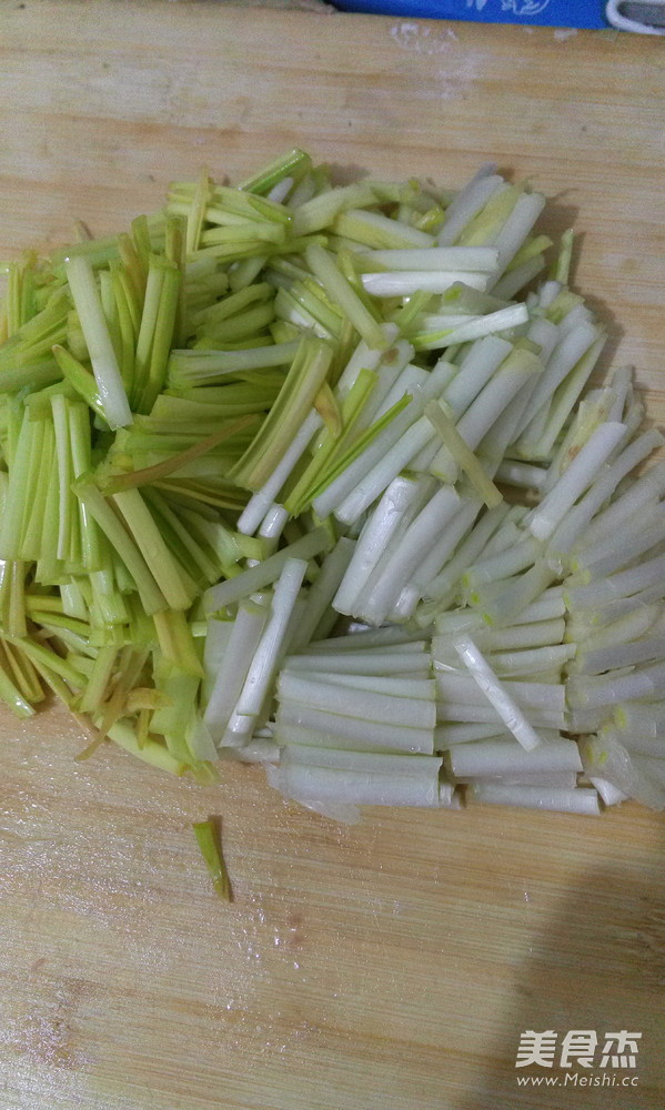 <a href=/shicai/shucai/JiuHuang/index.html target=_blank><u>韭黄</u></a>炒<a href=/shicai/mimian/DouPi/index.html target=_blank><u>豆皮</u></a>的做法