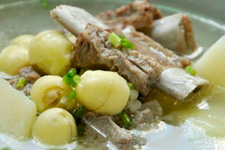 <a href=/shicai/shucai/TuDou/index.html target=_blank><u>土豆</u></a>炖<a href=/shicai/rouqin/PaiGu/index.html target=_blank><u>排骨</u></a>的做法