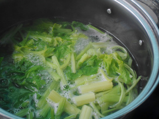 <a href=/shicai/mimian/FenSi/index.html target=_blank><u>粉丝</u></a>虾米<a href=/shicai/shucai/QinCai/index.html target=_blank><u>芹菜</u></a>汤