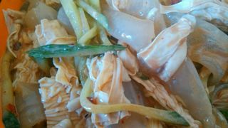 凉拌<a href=/shicai/mimian/FuZhu/index.html target=_blank><u>腐竹</u></a>拉皮