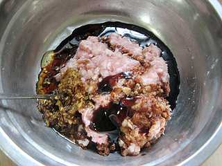 <a href=/shicai/rouqin/ZhuRou/index.html target=_blank><u>猪肉</u></a>香芹水饺