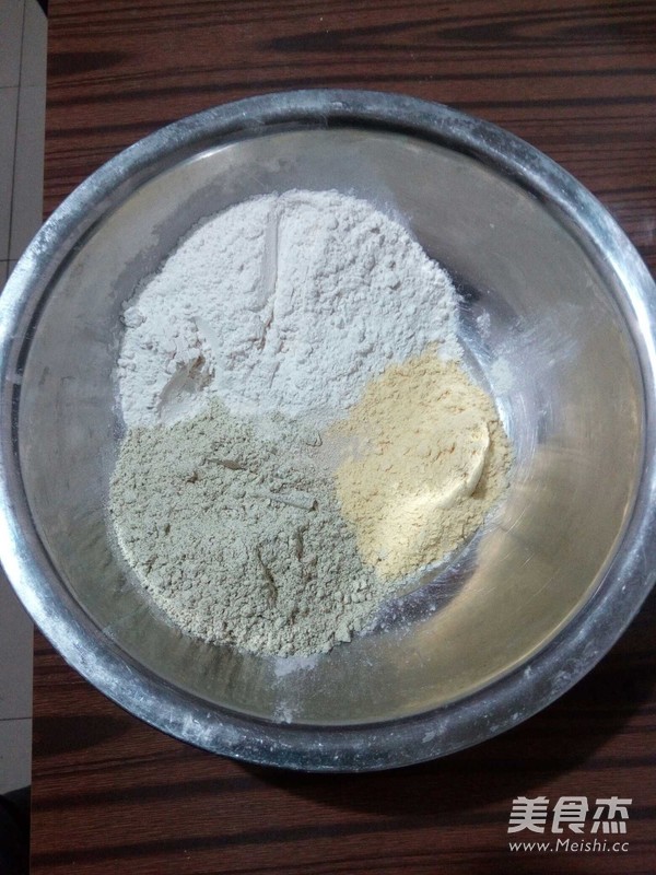 杂粮<a href=/shicai/guopin/ZhiMa/index.html target=_blank><u>芝麻</u></a>花卷的做法