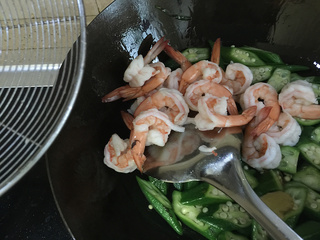 <a href=/shicai/shucai/QiuKui/index.html target=_blank><u>秋葵</u></a>炒虾球