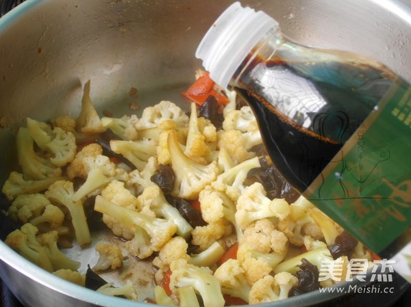 小炒<a href=/shicai/shucai/CaiHua/index.html target=_blank><u>菜花</u></a>的做法