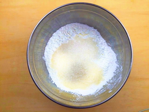 <a href=/shicai/mimian/QiaoKeLi/index.html target=_blank><u>巧克力</u></a>爆浆<a href=/shicai/shucai/NanGua/index.html target=_blank><u>南瓜</u></a>饼步骤7