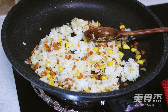 韩式<a href=/shicai/mimian/YouDouPi/index.html target=_blank><u>油<a href=/shicai/mimian/DouPi/index.html target=_blank><u>豆皮</u></a></u></a>包饭的做法