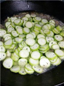 <a href=/shicai/shucai/SiGua/index.html target=_blank><u>丝瓜</u></a>肉汤