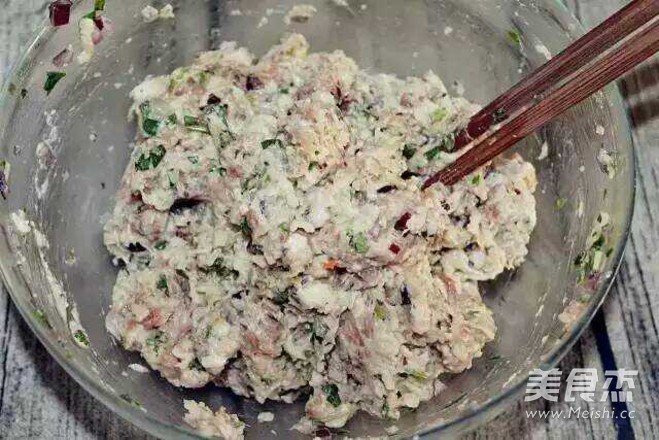 春季提高抵抗力，一定给孩子多吃莲<a href=/shicai/shucai/Ou/index.html target=_blank><u>藕</u></a>！味道超赞的<a href=/shicai/shucai/Ou/index.html target=_blank><u>藕</u></a>香肉饼！的做法