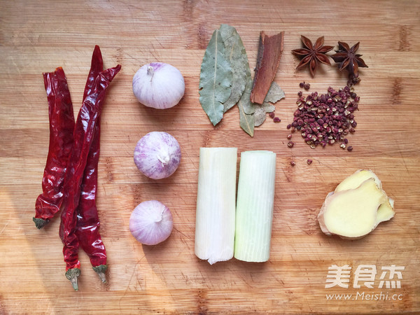 <a href=/shicai/mimian/YuMi/index.html target=_blank><u>玉米</u></a>焖猪手的做法