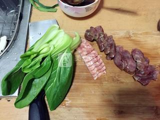 <a href=/shicai/rouqin/XiangChang/index.html target=_blank><u>香肠</u></a><a href=/shicai/rouqin/PeiGen/index.html target=_blank><u>培根</u></a>煲仔饭