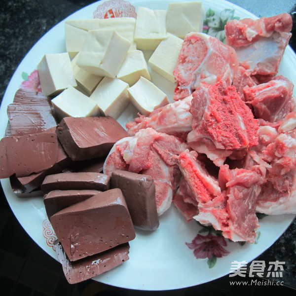 <a href=/shicai/rouqin/zhuXue/index.html target=_blank><u>猪<a href=/shicai/rouqin/Xue/index.html target=_blank><u>血</u></a></u></a><a href=/shicai/mimian/DouFu/index.html target=_blank><u>豆腐</u></a>猪骨汤的做法