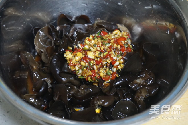 凉拌<a href=/shicai/shucai/MuEr/index.html target=_blank><u>木耳</u></a>的做法