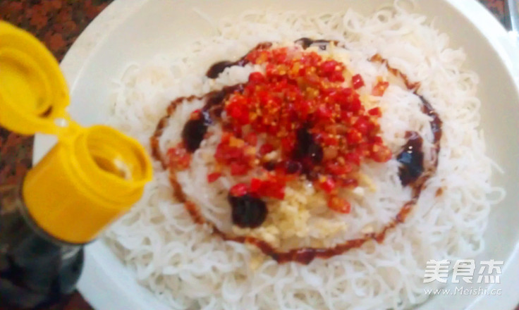 剁椒蒸<a href=/shicai/mimian/MiFen/index.html target=_blank><u>米粉</u></a>的做法