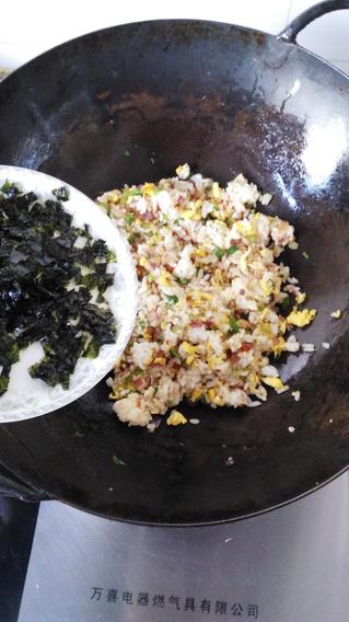 韩式<a href=/shicai/shucai/LaJiao/index.html target=_blank><u>辣椒</u></a><a href=/shicai/shuichanpin/HaiTai/index.html target=_blank><u>海苔</u></a>炒饭