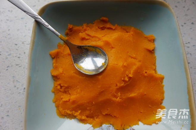 团团圆圆~五彩<a href=/shicai/guopin/HeiZhiMa/index.html target=_blank><u>黑<a href=/shicai/guopin/ZhiMa/index.html target=_blank><u>芝麻</u></a></u></a>汤圆的做法